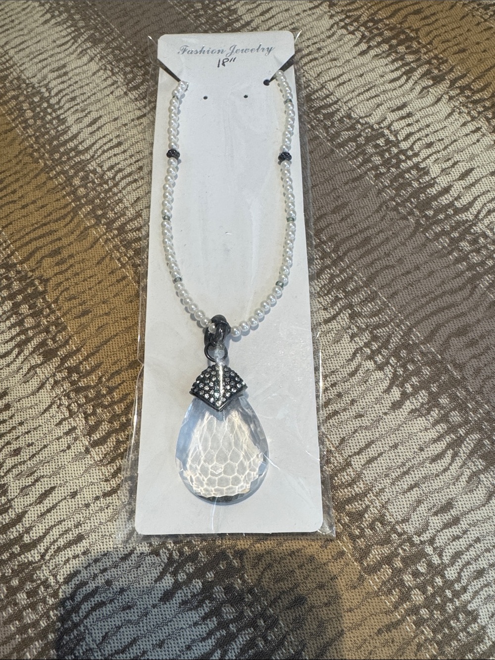 Fashion Jewelry Clear Crystal Teardrop Pendant Necklace with Silver Accents